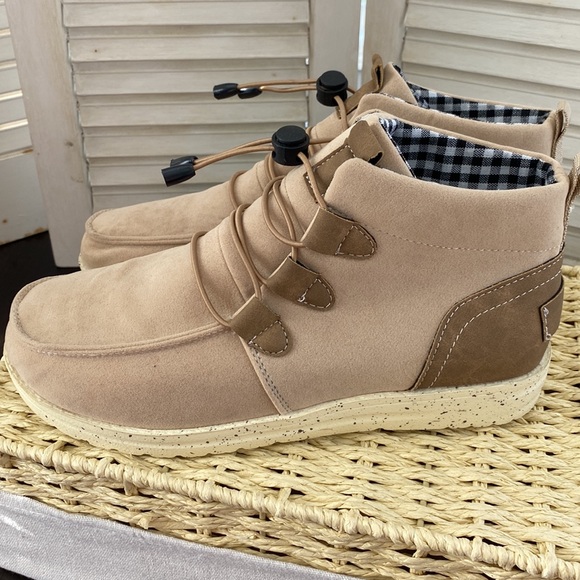 Woman’s light weight ankle boot. - Picture 4 of 12